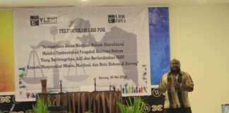 Emanuel Gobay,direktur LBH Papua saat luncurkan Pos bantuan hukum (Reiner Brabar-SP)