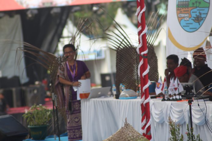 --- Rukka Sombolinggi, mantan Sekjen Aliansi Masyarakat Adat Nusantara (AMAN) saat membacakan laporan pertanggung jawaban (Reiner Brabar-SP)