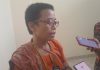 Rukka Sombolinggi, Sekjen AMAN saat diwawancarai wartawan usai acara pembukaan KMAN VI. (Reiner Brabar - SP)