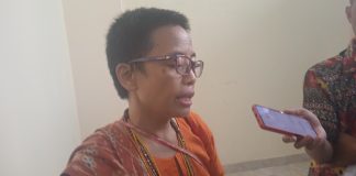 Rukka Sombolinggi, Sekjen AMAN saat diwawancarai wartawan usai acara pembukaan KMAN VI. (Reiner Brabar - SP)