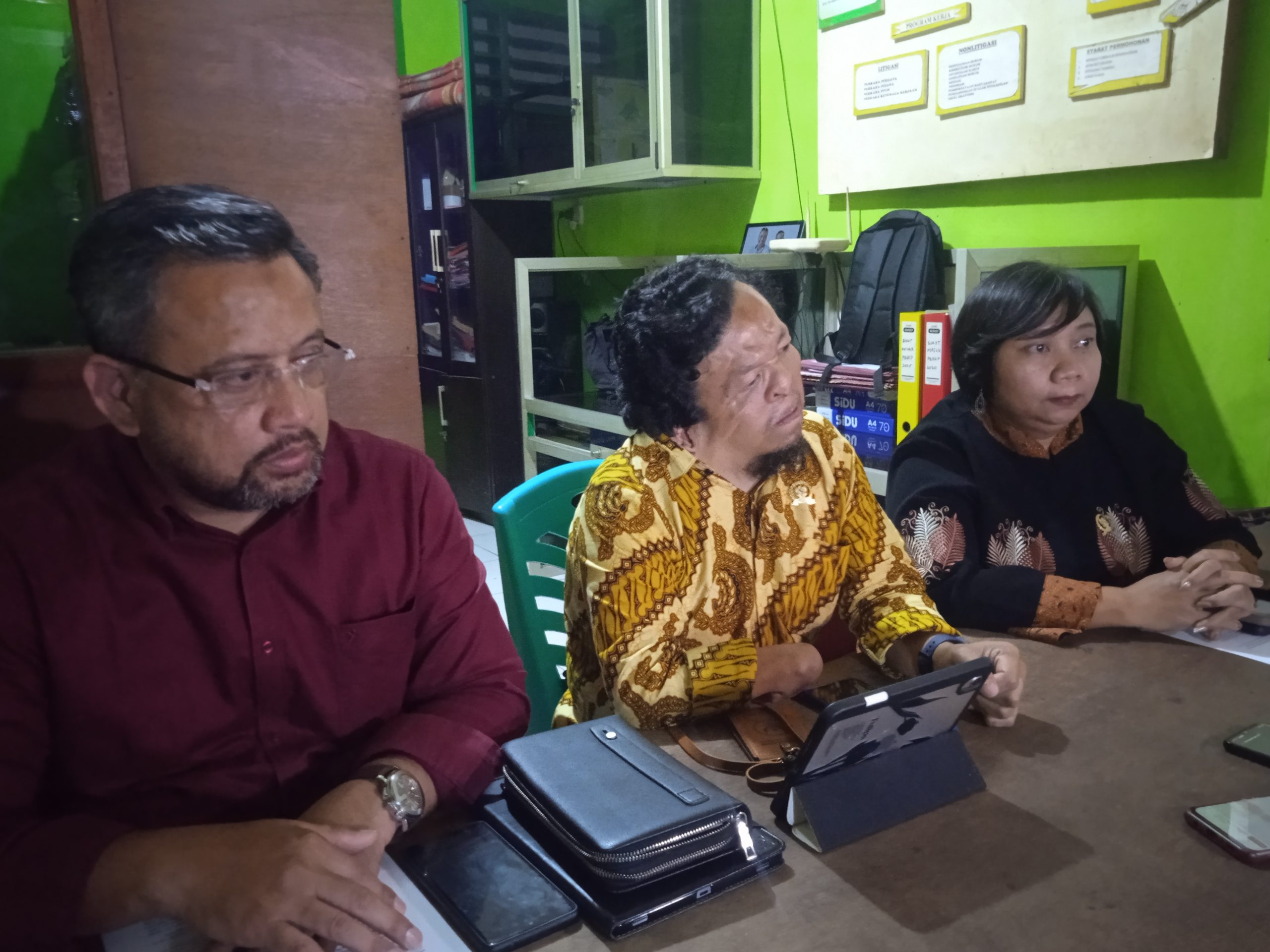 Komisi Nasional Hak Asasi Manusia Republik Indonesia (Komnas HAM RI) saat jumpa pers di sekretariat PBHKP Sorong, Jumat (28/7/2023) kemarin. (Reiner Brabar - SP)