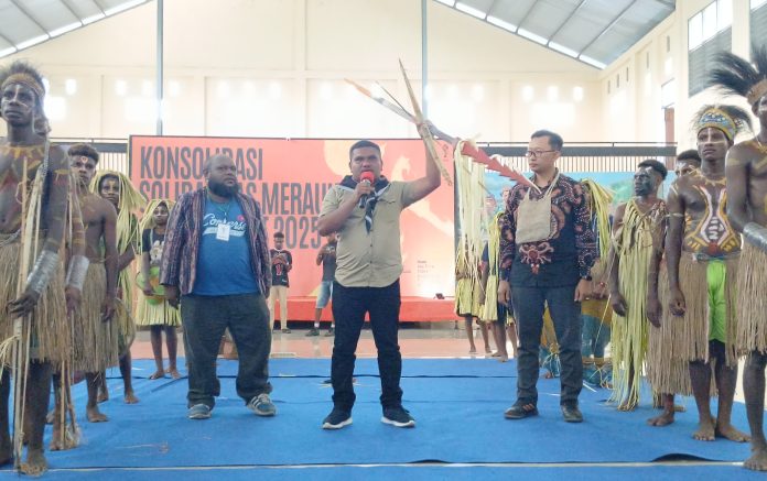 Direktur LBH Papua Emanuel Gobay (kiri), Direktur LBH Merauke (tengah) dan Ketua YLBHI, Muhammad Isnur di Merauke pada 13 Maret 2025. (Elisa Sekenyap -SP)