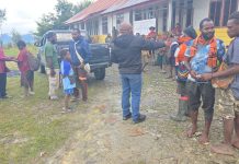Ratusan masyarakat saat tiba di tempat penampungan, barak Pemda Intan Jaya di Kampung Mamba, Sugapa. Ratusan masyarakat ini berasal dari kampung Hitadipa, kampung Jaindapa dan kampung Sugapa Lama distrik Hitadipa. (Dok Tim Evakuasi untuk Suara Papua)