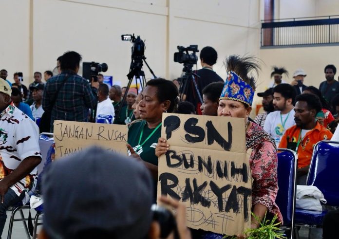 Proyek Strategis Nasional (PSN) bunuh rakyat. Pernyataan masyarakat adat dampak PSN di Merauke pada Maret 2025. (Dok. Pusaka)
